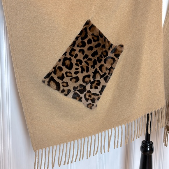 NWOT ELIE TAHARI tan wool poncho with real kangaroo fur pockets - Picture 4 of 8